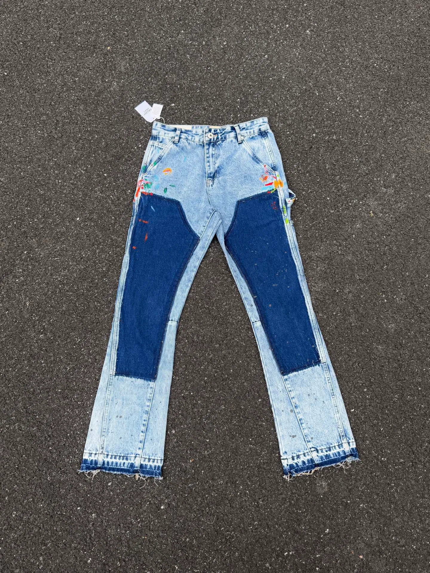 P250💰G94 GALLERY DEPT. Spliced ​​patches, ink-splashed denim bell-bottoms, washed distressed patchwork jeans, denim washing factory. During the process, the owner of the washing factory helped introduce a boss who once worked at Levi's OEM factory and then started his own business. This also paved the way for the following styles. Therefore, Levi's remodeled single product for the base plate is really familiar. Whether it is the fabrics supplied or the lathes used in production, there is nothing to choose from. -Color: blue -Number of codes: 28 30 32 34 36